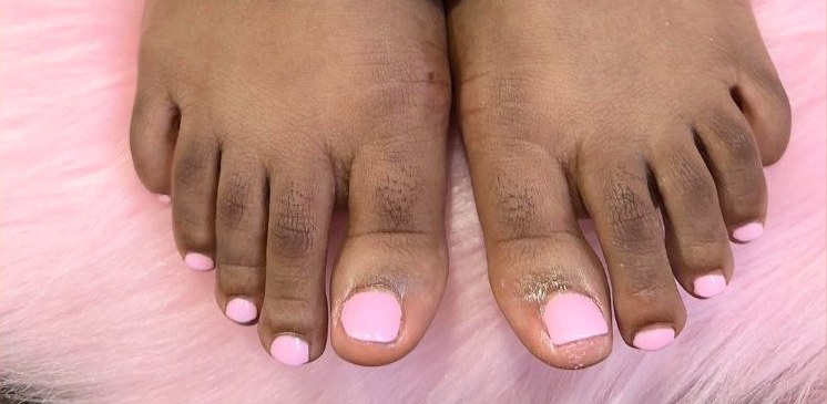 Lichtroze teennagels, gezet bij Melody Nails