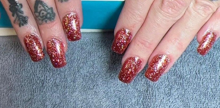 Rode glitternagels, gezet bij Melody Nails