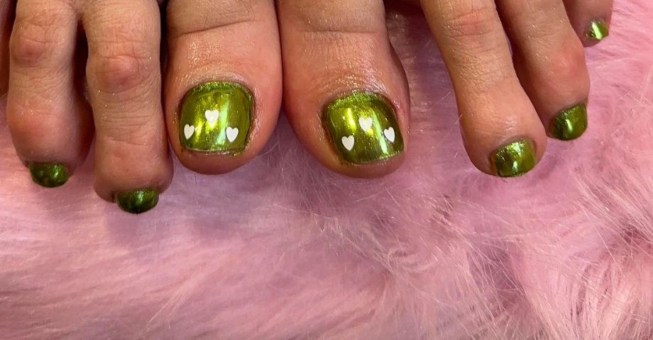 Groene chrome teennagels met witte hartjes, gezet bij Melody Nails
