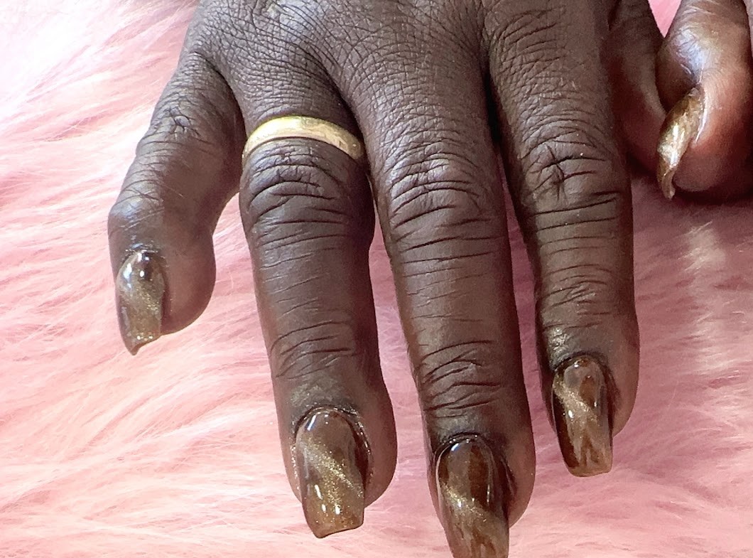 Goudbruine chrome nagels op een roze vacht, gezet bij Melody Nails