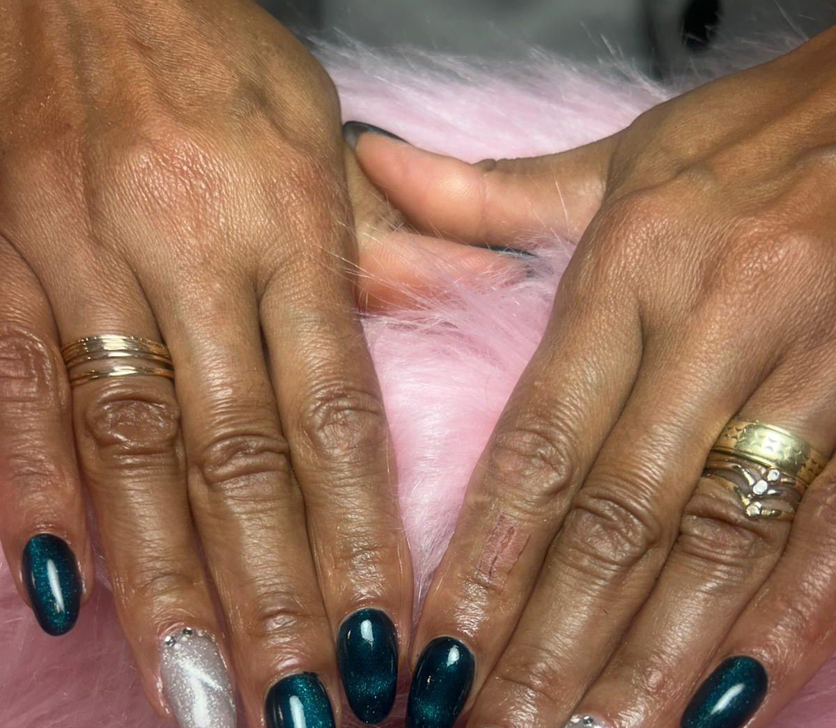 Petrolblauwe cat-eye nagels met zilver, gezet bij Melody Nails